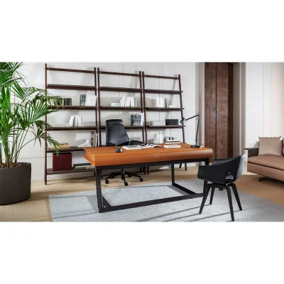 Poltrona Frau Scrivania Peek-a-Book con struttura in legno e piano in legno rivestito in pelle da 183x91.5 cm