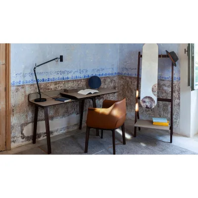Poltrona Frau Scrivania Freestanding Iren con struttura in legno e piano in legno rivestito in pelle da 119(149)x56 cm