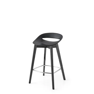 Connubia Sgabello Cosmopolitan CB1939 con struttura in legno e seduta in polipropilene da h. 78 cm