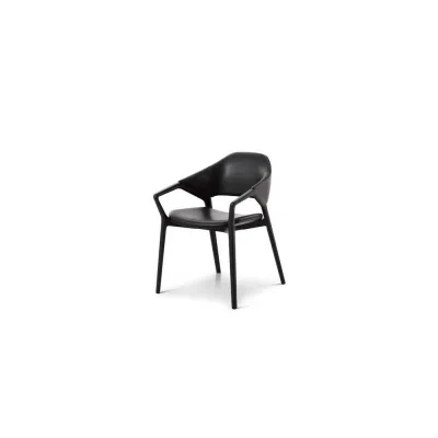 Cassina Poltroncina Ico con struttura in legno e seduta a scelta