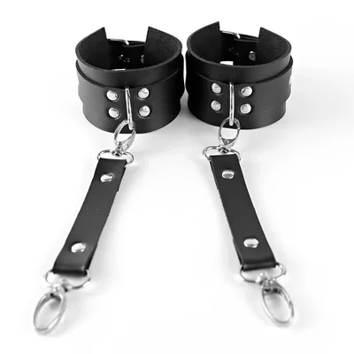 Manette BDSM regolabili nere con fibbie e anelli metallici rinforzati sex toy