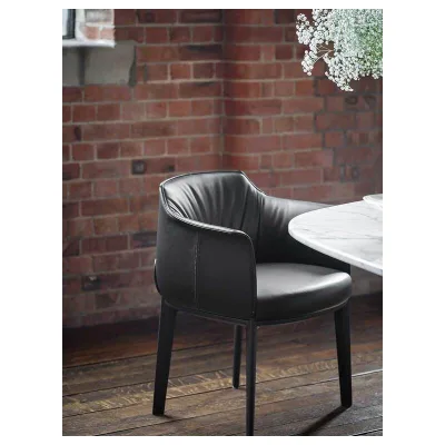 Poltrona Frau Poltroncina Archibald Dining chair con gambe in legno e seduta a scelta