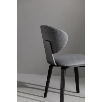 Bonaldo Sedia Olos chair met con gambe in metallo, schienale in legno e seduta a scelta