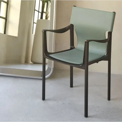Magis Sedia Venice con struttura in alluminio e seduta in pelle - Con braccioli