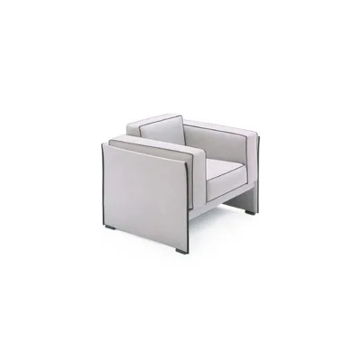 Cassina Poltrona Duc-Duc con struttura in legno e seduta a scelta