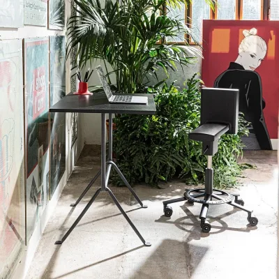 Magis Sedia girevole 360° Chair con struttura in metallo e seduta in poliuretano nero 1764