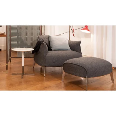 Poltrona Frau Pouf Archibald Gran Comfort con gambe in metallo e seduta a scelta