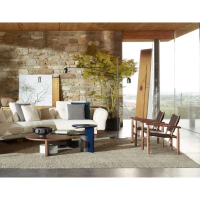 Cassina Poltroncina Doron Hotel con struttura in legno e seduta a scelta