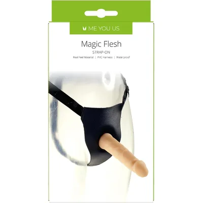 Me You Us Magic Flesh Strap-On 18 cm con Dildo Anatomico e Harness Nero in PVC Impermeabile
