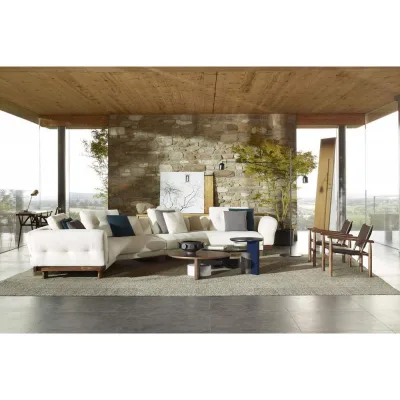 Cassina Divano lineare 2 posti Sengu Sofa con base in legno e rivestimento a scelta