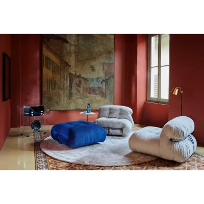 Cassina Poltrona imbottita Soriana con struttura in metallo e rivestimento a scelta