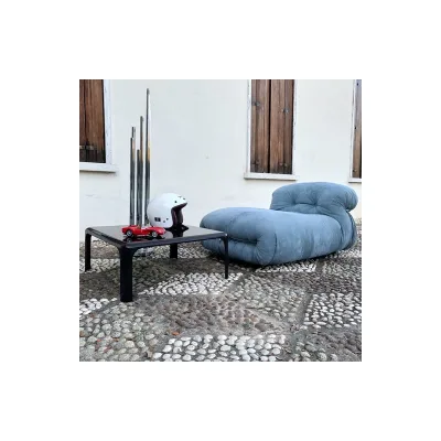 Cassina Poltrona chaise longue imbottita Soriana con struttura in metallo e rivestimento a scelta