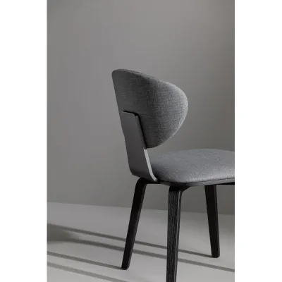 Bonaldo Sedia Olos chair met con gambe in metallo, schienale in legno e seduta a scelta