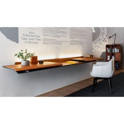 Poltrona Frau Scrivania Wall Iren con struttura in legno e piano in legno rivestito in pelle da 119(149)x58 cm