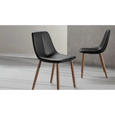 Bonaldo Sedia By con gambe in legno e seduta a scelta