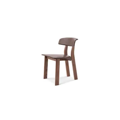 Cassina Sedia Back Wing con struttura in legno e seduta in pelle