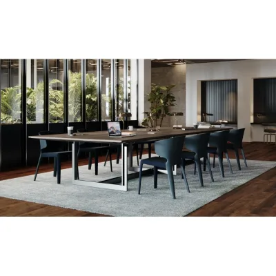 Cassina Sedia con braccioli Hola con rivestimento a scelta